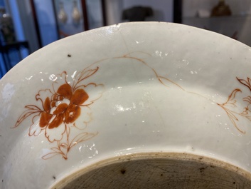 Paire de plats de forme ovale en porcelaine de Chine famille rose &agrave; d&eacute;cor 'Pompadour', Qianlong, vers 1745