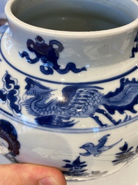 Vase couvert en porcelaine de Chine en bleu et blanc &agrave; d&eacute;cor de dames dans un jardin, marque de Chenghua, Kangxi
