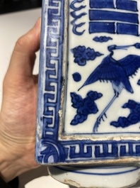 Vase de forme 'cong' en porcelaine de Chine en bleu et blanc &agrave; d&eacute;cor de grues et de trigrammes, Jiajing/Wanli