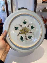 Plat en porcelaine de Chine doucai-verte &agrave; d&eacute;cor d'une visite &agrave; un dignitaire, Kangxi