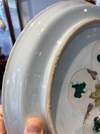 Plat en porcelaine de Chine doucai-verte &agrave; d&eacute;cor d'une visite &agrave; un dignitaire, Kangxi