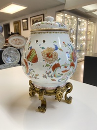 Pot-pourri et son couvercle en porcelaine de Chine famille rose &agrave; d&eacute;cor 'Pompadour' sur socle en bronze dor&eacute;, Qianlong, vers 1745