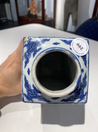 Vase de forme 'cong' en porcelaine de Chine en bleu et blanc &agrave; d&eacute;cor de grues et de trigrammes, Jiajing/Wanli