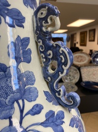 Grand vase en porcelaine de Chine en bleu et blanc &agrave; d&eacute;cor de ph&eacute;nix et pivoines, 19&egrave;me