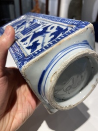 Vase de forme 'cong' en porcelaine de Chine en bleu et blanc &agrave; d&eacute;cor de grues et de trigrammes, Jiajing/Wanli