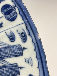 Rare plat en porcelaine de Chine de type Kraak en bleu et blanc aux navires portugais sur le bord, Wanli
