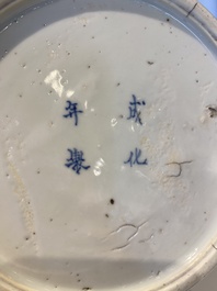 Vase couvert en porcelaine de Chine en bleu et blanc &agrave; d&eacute;cor de dames dans un jardin, marque de Chenghua, Kangxi