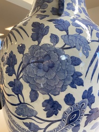 Grand vase en porcelaine de Chine en bleu et blanc &agrave; d&eacute;cor de ph&eacute;nix et pivoines, 19&egrave;me