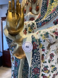 Importante sculpture de Guanyin en porcelaine de Chine famille rose, marque en creux Li Fu Xing Hao 李福興號, 19&egrave;me