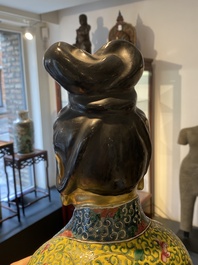 Importante sculpture de Guanyin en porcelaine de Chine famille rose, marque en creux Li Fu Xing Hao 李福興號, 19&egrave;me