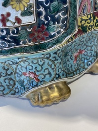 Importante sculpture de Guanyin en porcelaine de Chine famille rose, marque en creux Li Fu Xing Hao 李福興號, 19&egrave;me