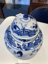 Vase couvert en porcelaine de Chine en bleu et blanc &agrave; d&eacute;cor de dames dans un jardin, marque de Chenghua, Kangxi
