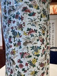 Importante sculpture de Guanyin en porcelaine de Chine famille rose, marque en creux Li Fu Xing Hao 李福興號, 19&egrave;me