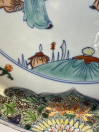 Plat en porcelaine de Chine doucai-verte &agrave; d&eacute;cor d'une visite &agrave; un dignitaire, Kangxi