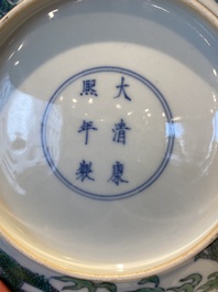 Een Chinees doucai groen-ge&euml;mailleerd 'draken' bord, Kangxi merk en wellicht periode