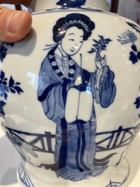 Vase couvert en porcelaine de Chine en bleu et blanc &agrave; d&eacute;cor de dames dans un jardin, marque de Chenghua, Kangxi