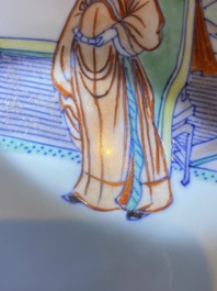 Plat en porcelaine de Chine doucai-verte &agrave; d&eacute;cor d'une visite &agrave; un dignitaire, Kangxi