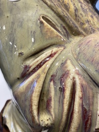 Tr&egrave;s grande figure de Bouddha en gr&egrave;s porcelaineux &agrave; &eacute;mail flamb&eacute; dite 'de Shiwan', 18/19&egrave;me
