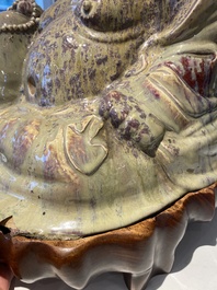 Tr&egrave;s grande figure de Bouddha en gr&egrave;s porcelaineux &agrave; &eacute;mail flamb&eacute; dite 'de Shiwan', 18/19&egrave;me