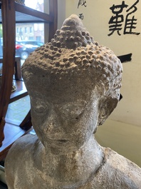 Importante sculpture de Bouddha Shakyamuni en stuc, Tha&iuml;lande, r&eacute;gion de Haripunchai, 13&egrave;me