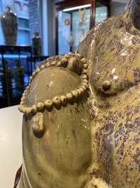 Tr&egrave;s grande figure de Bouddha en gr&egrave;s porcelaineux &agrave; &eacute;mail flamb&eacute; dite 'de Shiwan', 18/19&egrave;me