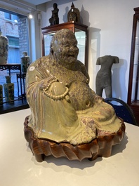 Tr&egrave;s grande figure de Bouddha en gr&egrave;s porcelaineux &agrave; &eacute;mail flamb&eacute; dite 'de Shiwan', 18/19&egrave;me