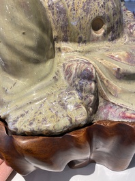Tr&egrave;s grande figure de Bouddha en gr&egrave;s porcelaineux &agrave; &eacute;mail flamb&eacute; dite 'de Shiwan', 18/19&egrave;me