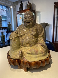 Tr&egrave;s grande figure de Bouddha en gr&egrave;s porcelaineux &agrave; &eacute;mail flamb&eacute; dite 'de Shiwan', 18/19&egrave;me