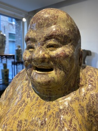 Tr&egrave;s grande figure de Bouddha en gr&egrave;s porcelaineux &agrave; &eacute;mail flamb&eacute; dite 'de Shiwan', 18/19&egrave;me