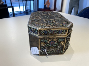 Rare coffret imp&eacute;rial en filigrane d'argent dor&eacute; et &eacute;maill&eacute; incrust&eacute; de pierres pr&eacute;cieuses, Chine, Qianlong