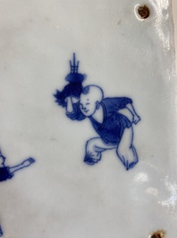 Deux carreaux en porcelaine de Chine en bleu et blanc &agrave; d&eacute;cor de gar&ccedil;ons jouant, Kangxi