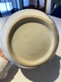 Kendi en porcelaine de Chine famille rose &agrave; d&eacute;cor d'une sc&egrave;ne du 'Xi Xiang Yi', Yongzheng