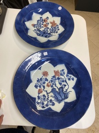 Drie grote Chinese poederblauwe en koperrode schotels met floraal decor, Kangxi