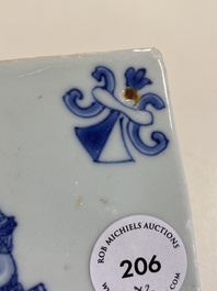 Deux carreaux en porcelaine de Chine en bleu et blanc &agrave; d&eacute;cor d'un lettr&eacute; et d'un gardien, &eacute;poque Transition