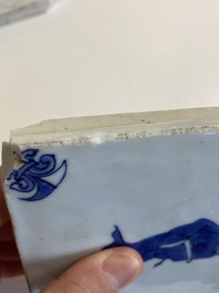 Deux carreaux en porcelaine de Chine en bleu et blanc &agrave; d&eacute;cor d'un lettr&eacute; et d'un gardien, &eacute;poque Transition