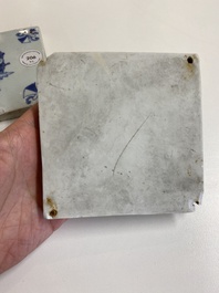 Deux carreaux en porcelaine de Chine en bleu et blanc &agrave; d&eacute;cor d'un lettr&eacute; et d'un gardien, &eacute;poque Transition