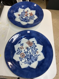 Drie grote Chinese poederblauwe en koperrode schotels met floraal decor, Kangxi