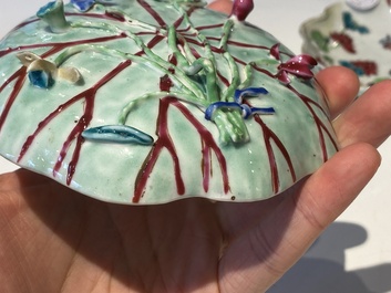 Drie Chinese famille rose 'lotus' koppen en schotels met een geleerde en zijn dienaar, Yongzheng