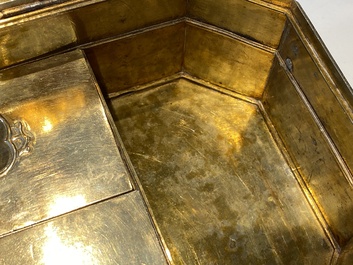 Rare coffret imp&eacute;rial en filigrane d'argent dor&eacute; et &eacute;maill&eacute; incrust&eacute; de pierres pr&eacute;cieuses, Chine, Qianlong