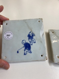 Deux carreaux en porcelaine de Chine en bleu et blanc &agrave; d&eacute;cor de gar&ccedil;ons jouant, Kangxi