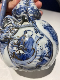 Kendi en porcelaine de Chine en bleu et blanc aux rehauts dor&eacute;s, Chine, Wanli