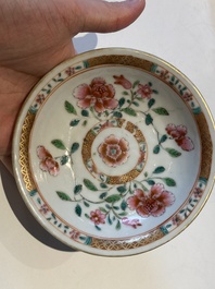 Tasse et soucoupe en porcelaine de Chine famille rose ajour&eacute;es et &agrave; double parois, Yongzheng/Qianlong