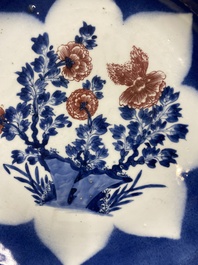 Drie grote Chinese poederblauwe en koperrode schotels met floraal decor, Kangxi