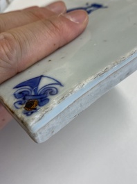 Deux carreaux en porcelaine de Chine en bleu et blanc &agrave; d&eacute;cor d'un lettr&eacute; et d'un gardien, &eacute;poque Transition