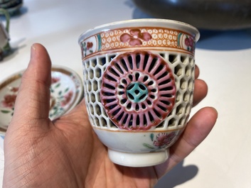Tasse et soucoupe en porcelaine de Chine famille rose ajour&eacute;es et &agrave; double parois, Yongzheng/Qianlong
