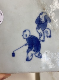 Deux carreaux en porcelaine de Chine en bleu et blanc &agrave; d&eacute;cor de gar&ccedil;ons jouant, Kangxi