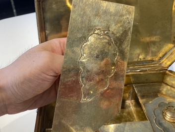 Rare coffret imp&eacute;rial en filigrane d'argent dor&eacute; et &eacute;maill&eacute; incrust&eacute; de pierres pr&eacute;cieuses, Chine, Qianlong