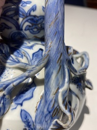 Kendi en porcelaine de Chine en bleu et blanc aux rehauts dor&eacute;s, Chine, Wanli