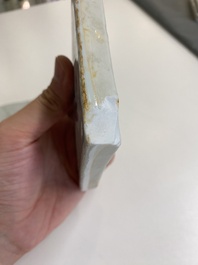 Deux carreaux en porcelaine de Chine en bleu et blanc &agrave; d&eacute;cor de gar&ccedil;ons jouant, Kangxi