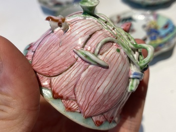Drie Chinese famille rose 'lotus' koppen en schotels met een geleerde en zijn dienaar, Yongzheng